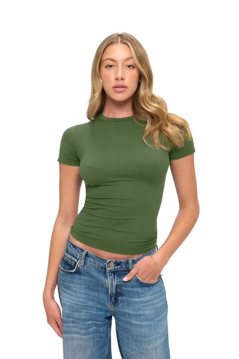 Wholesale women's fitted green short-sleeve t-shirt with blue jeans