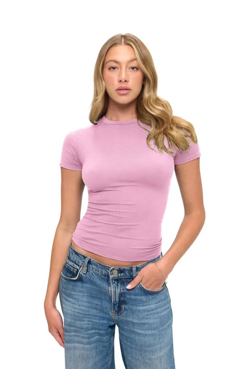 Wholesale women's pink short sleeve fitted crew neck t-shirt with blue denim jeans